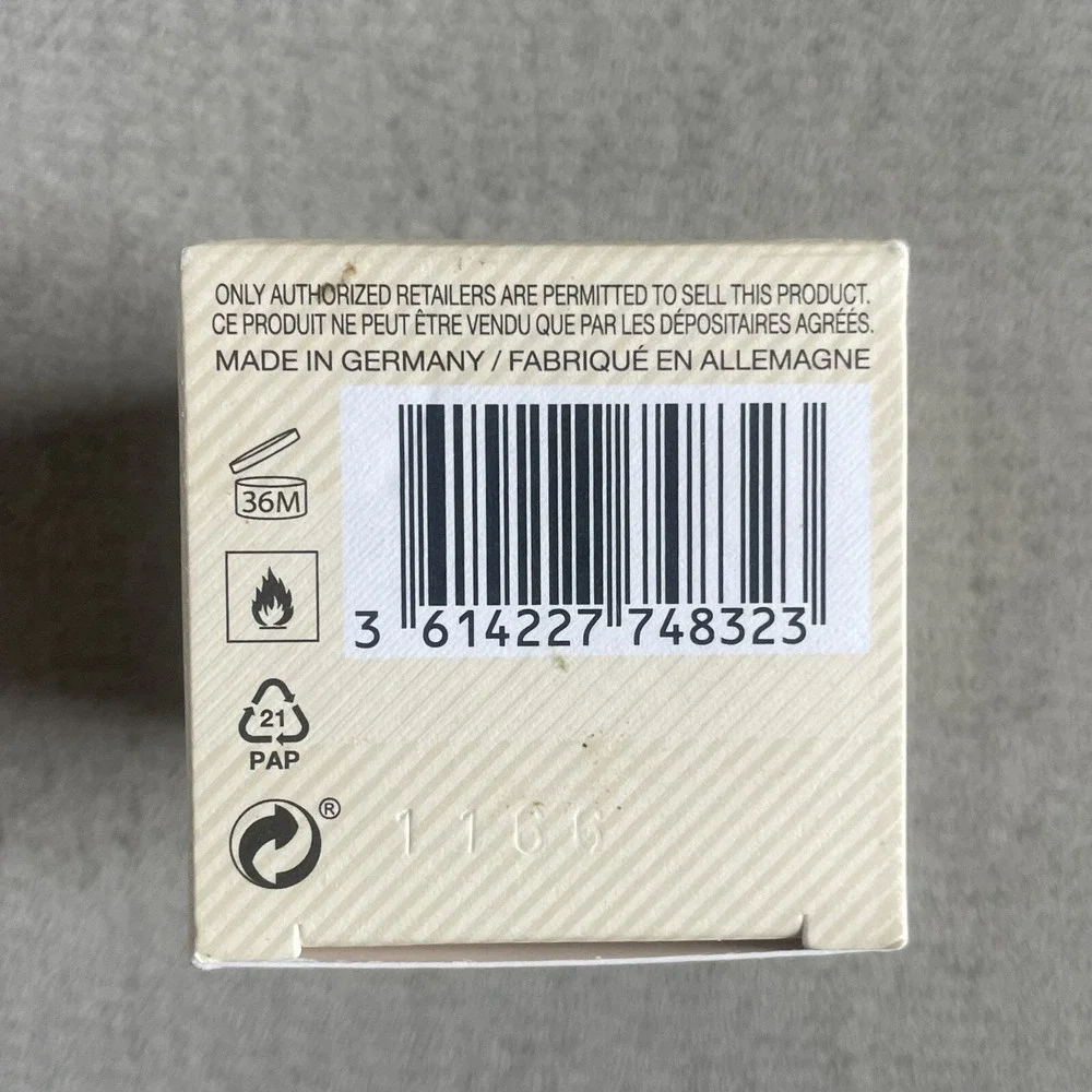 Weekend by Burberry Eau De Parfum Spray 1.6 oz (Women) - Picture 4 of 4